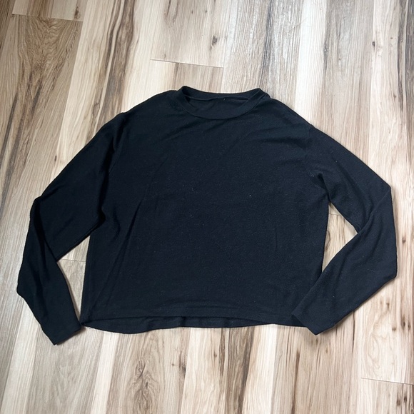 Sweaters - Soft cozy elegant Black Long Sleeve crew neck sweater